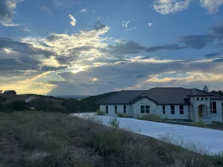Breathtaking views in this 4 BR House overlooking Lake LBJ Отели рядом с достопримечательностью «Lake Lyndon B. Johnson»