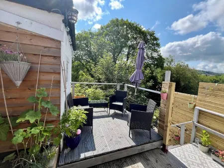 Overlooking the River Severn its path/cycle route with outside seating & dining. Отели в г. Ньютаун