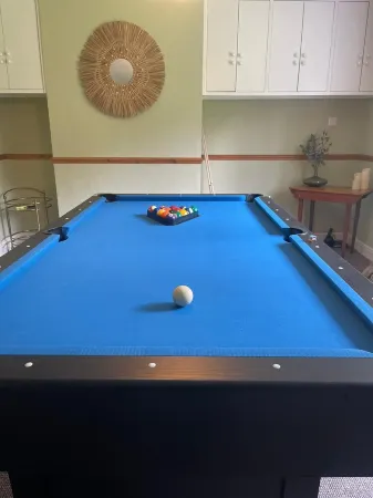 Leos Holiday Cottage - stylish cottage, sleeps 10. Pet friendly.