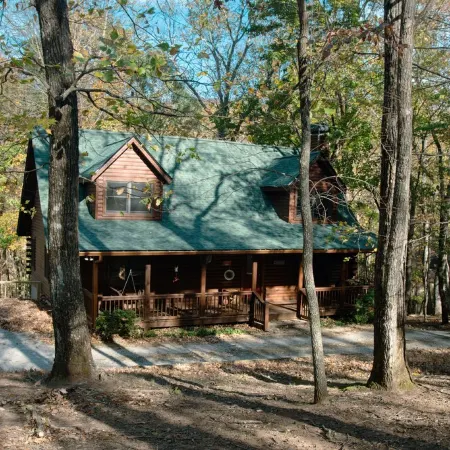 Hidden Honey Hole Cabin: 4 BEDROOM, POOLS, TENNIS/PICKLEBALL, HIKING, LAKE AREA