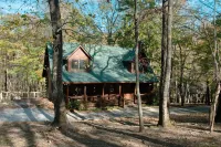 Hidden Honey Hole Cabin: 4 BEDROOM, POOLS, TENNIS/PICKLEBALL, HIKING, LAKE AREA