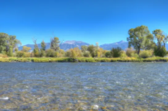 Luxury Home on Blue Ribbon Madison River and steps away from downtown Ennis, MT. Hotels in Ennis