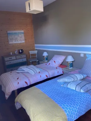 WOODEN HOUSE WITH SEA VIEW, HEATED POOL AND JACUZI Hotels in Meschers-sur-Gironde