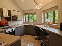 Luxury, secluded, Adult only Treehouse with hot tub, woodburner & stunning views