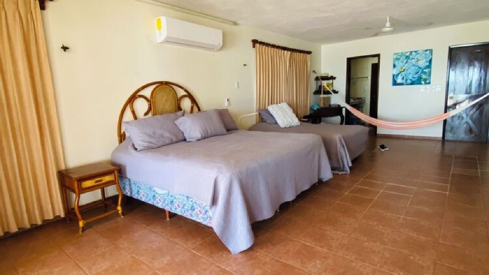 Spacious 4-bedroom house in delightful Progreso with WiFi AC …the best views in