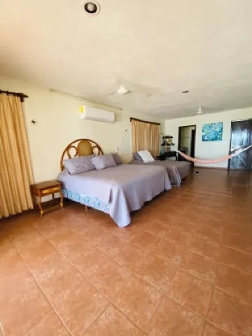 Spacious 4-bedroom house in delightful Progreso with WiFi AC …the best views in