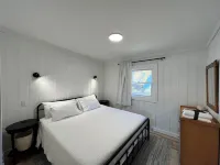 Waterfront mid-century modern Hotels in Brighton