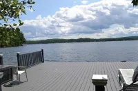 Charming 3-bedroom house on Winnisquam Lake, Hotels in Tilton