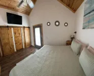 Lakeside Cozy-Cabin