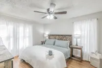 Walk To Dickies Arena & Will Rogers! Close to TCU & Dtwn Ft. Worth. 2 King Beds Hotels in Fort Worth Cultural District