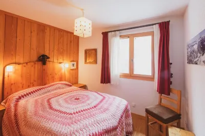 Attractive 3 Bedroom Apartment with South Facing Balcony, Close to Piste Hôtels à proximité de : Montgenèvre