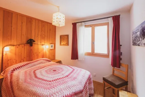 Attractive 3 Bedroom Apartment with South Facing Balcony, Close to Piste