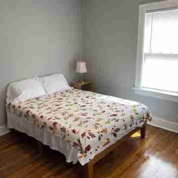 3 Bedroom House, Central Columbus, convenient to Ohio State Campus Rooms