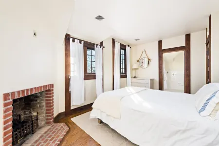 Charming 4-bedroom cottage Steps From East Beach