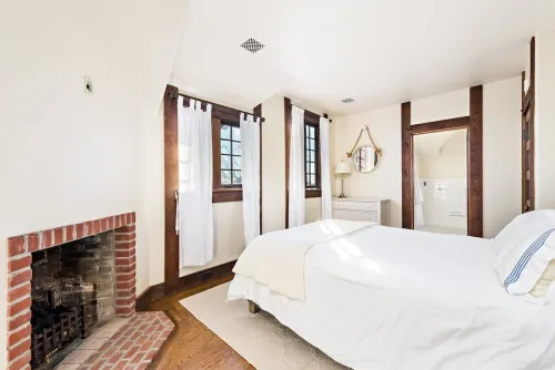 Charming 4-bedroom cottage Steps From East Beach