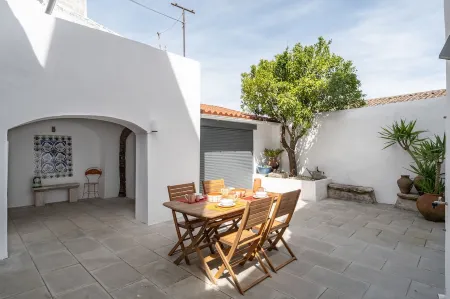 Amber and Rust Estremoz City House. In the heart of the historic center of Estremoz