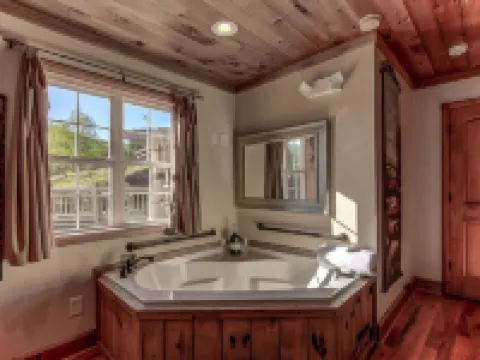 Luxurious King bedroom Suite nestled in the North Georgia Mountains