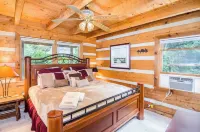 Cozy 3 level cabin in charming Banner Elk. Stunning views and central location.