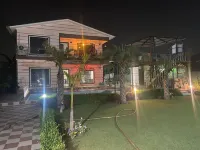 Charming 4-bedroom farmhouse with WiFi, AC in awesome Noida