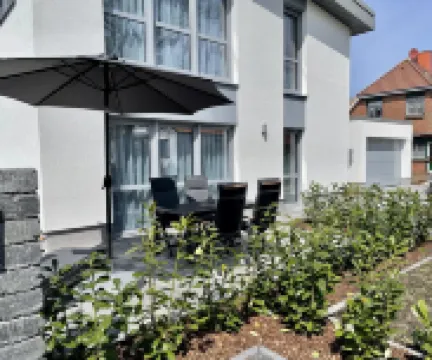 Lee-Modern newly built apartment near the beach *Wallbox*