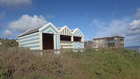 Seaside caravan in Brittany Отели в г. Локирк