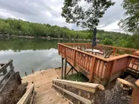 Rivers Edge Retreat with spectacular water views, Full kitchen, Games,  Fishing