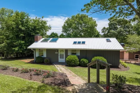 Serene Lake Oasis ~ King Bed Отели в г. Forsyth County