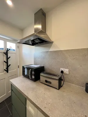 Modern & Cosy Flat in Egham – Close to Royal Holloway Uni, Windsor & London Hotels in Egham