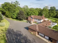Spacious N.London Mansion w/Heated Pool, Games Room, Pool House & Tennis Court Hotels in Hertsmere District