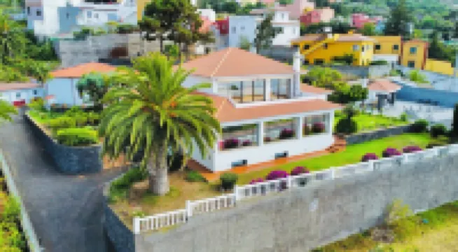 Villa with spa facilities(sauna, floating tankoutdoor heated jacuzzi with BBQ