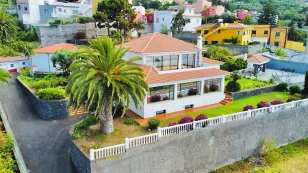 Villa with private 4bed floor level - spa facilities, heated jacuzzi & BBQ area