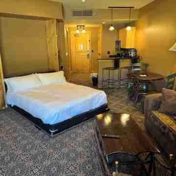 True ski in ski out cozy Mountainside  studio.Pool and hot tub! Rooms