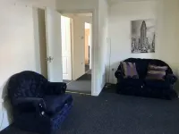 STAN'S PLACE - At the centre for tourist attractions; Cool, spacious and quiet. Hotel a Smethwick