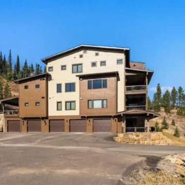 Luxurious Ski-In/Ski out adjacent Ski Slope side!