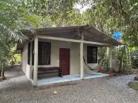 Surf Shack: 5 min to Beach/5 min to Waterfall: Great Wi-Fi - Sleeps 5