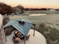 Couples Getaway in Small Town Waxahachie, Texas on10 Acres of Fields and Forest.
