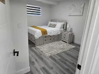 Brand New 2 Bedroom Suite with Private Entrance-10 min to Airport, self check-in