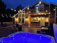3 Bedroom Chalet with Hot tub on 3 private acre in the foothills of White Mnts Hotel a Alexandria