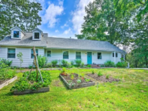 Charming Beach Cottage on Fishing Bay โรงแรมในMiddlesex County