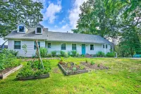 Charming Beach Cottage on Fishing Bay Hotels in Middlesex County