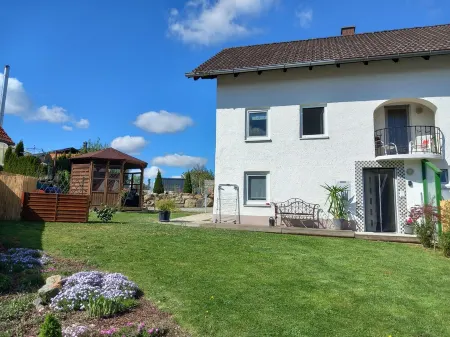 Ferienwohnung mit Garten in Reisbach Nähe Bayernpark Отели в г. Дингольфинг-Ландау