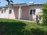 Charming 1-bedroom villa in serene Shkoder with WiFi, AC and Garden view. فنادق في 