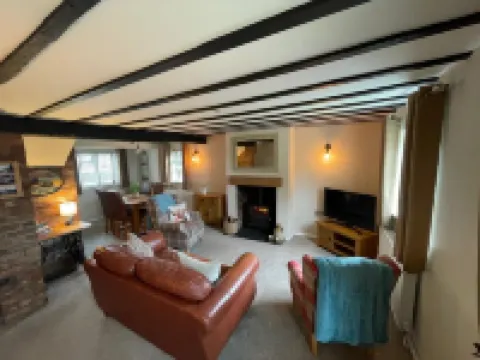 Cosy two bedroom cottage with log fire in the beautiful village of Swynnerton. Hotel a Stone