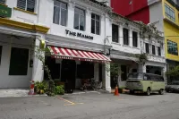 Poolside by Mingle - Party Hostel with Private Pool