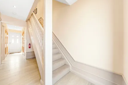 Bright & Modern 3-Bed House Next To Glasgow Airport