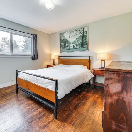 14 Mi to Dtwn Seattle: Sleek Home w/ Large Yard
