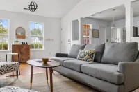 Spacious Retreat Near Attractions - Inviting Serenity Escape