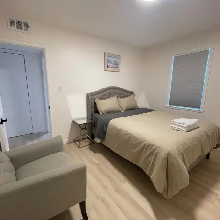 Newly Renovated Luxury 3-Bed 2-Bath Home with Easy Airport Access