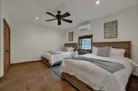 Oakridge Ranch: Pool + Hot-tub, Pickleball Court, Whiskey & Wine Room! Hotel a Johnson City