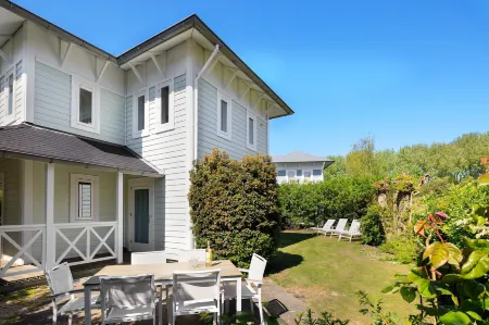 Comfortable Villa Only 9 km. from Rockanje Отели в г. Хеллевутслёйс